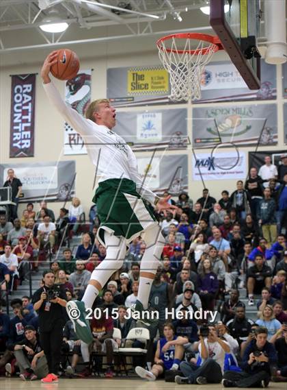 Thumbnail 1 in 2015 MaxPreps Holiday Classic Dunk Contest photogallery.
