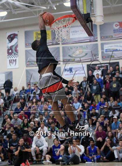 Thumbnail 3 in 2015 MaxPreps Holiday Classic Dunk Contest photogallery.