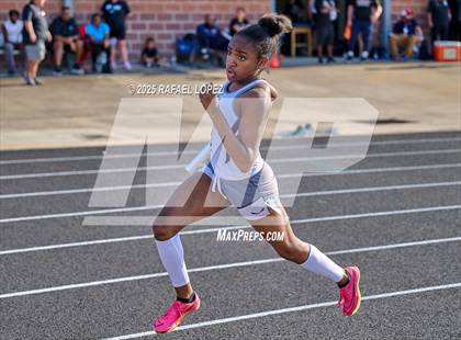 Thumbnail 1 in UIL 6A Track & Field Area 21&22 (4x400M Relay) photogallery.