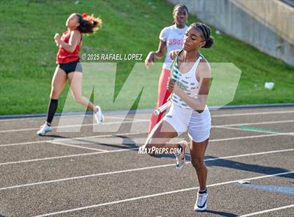Thumbnail 2 in UIL 6A Track & Field Area 21&22 (4x400M Relay) photogallery.