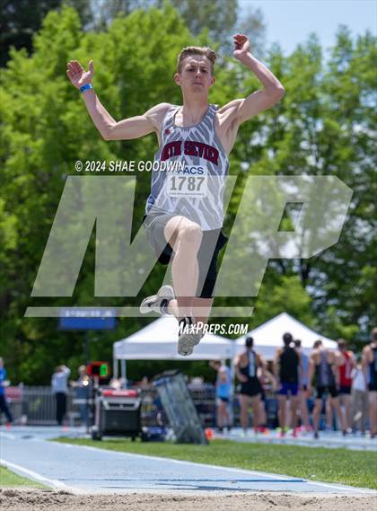 Thumbnail 1 in BYU Invitational (Long Jump) photogallery.