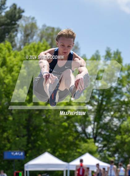 Thumbnail 2 in BYU Invitational (Long Jump) photogallery.