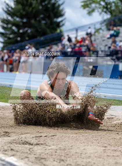 Thumbnail 1 in BYU Invitational (Long Jump) photogallery.