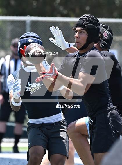 Thumbnail 2 in St. John Bosco vs. San Clemente (Brave 8 Invitational-Game 2) photogallery.