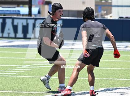 Thumbnail 2 in St. John Bosco vs. San Clemente (Brave 8 Invitational-Game 2) photogallery.