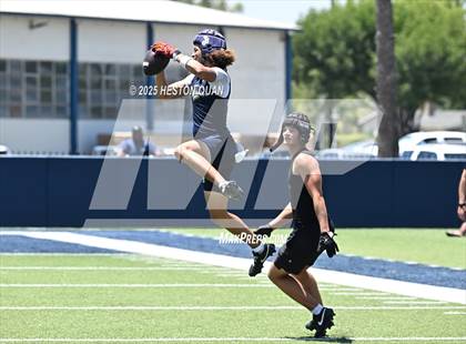 Thumbnail 2 in St. John Bosco vs. San Clemente (Brave 8 Invitational-Game 2) photogallery.