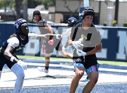 Thumbnail 2 in St. John Bosco vs. San Clemente (Brave 8 Invitational-Game 2) photogallery.