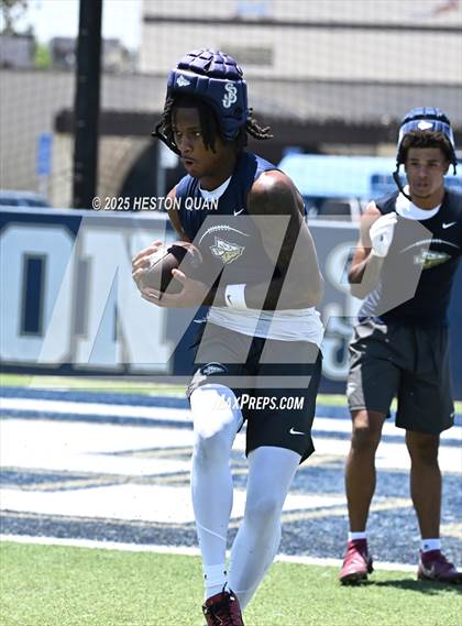 Thumbnail 2 in St. John Bosco vs. San Clemente (Brave 8 Invitational-Game 2) photogallery.
