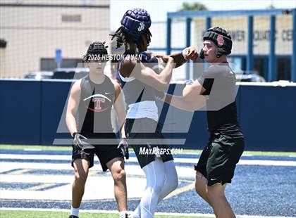 Thumbnail 2 in St. John Bosco vs. San Clemente (Brave 8 Invitational-Game 2) photogallery.