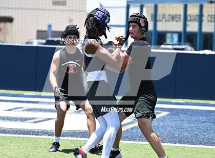 Thumbnail 1 in St. John Bosco vs. San Clemente (Brave 8 Invitational-Game 2) photogallery.