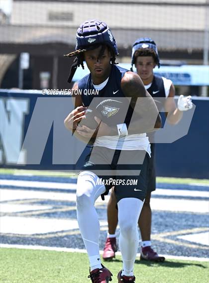 Thumbnail 3 in St. John Bosco vs. San Clemente (Brave 8 Invitational-Game 2) photogallery.