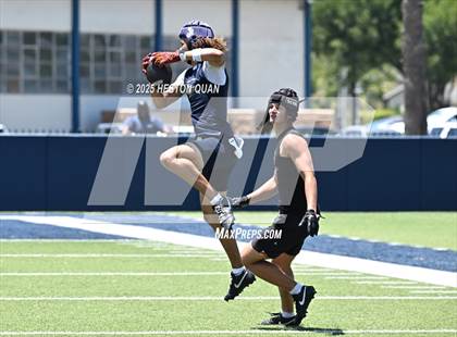 Thumbnail 3 in St. John Bosco vs. San Clemente (Brave 8 Invitational-Game 2) photogallery.