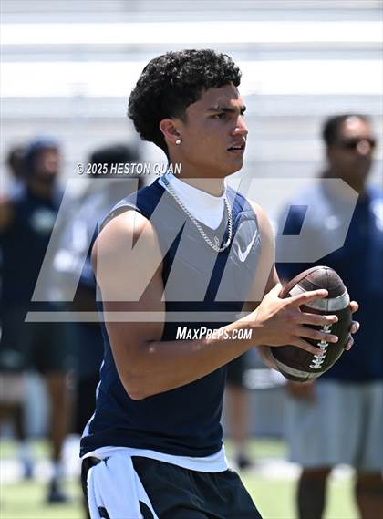 Thumbnail 2 in St. John Bosco vs. San Clemente (Brave 8 Invitational-Game 2) photogallery.
