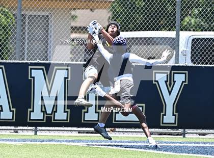 Thumbnail 2 in St. John Bosco vs. San Clemente (Brave 8 Invitational-Game 2) photogallery.