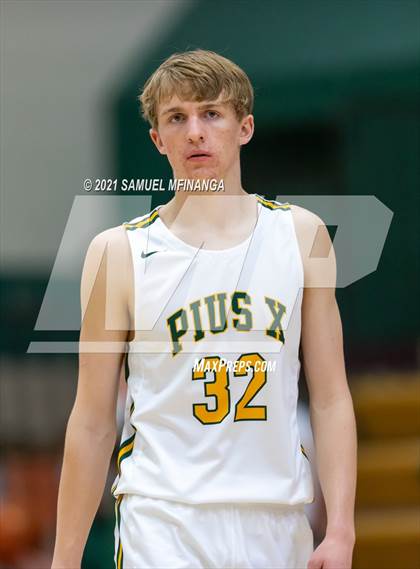 Thumbnail 3 in Pius X vs. Lincoln East photogallery.