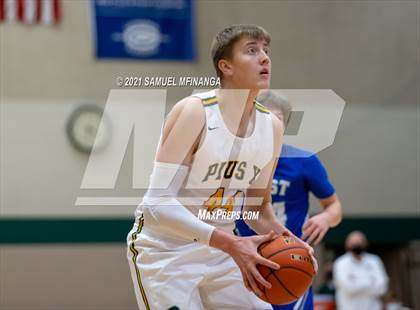 Thumbnail 2 in Pius X vs. Lincoln East photogallery.