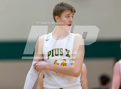 Thumbnail 1 in Pius X vs. Lincoln East photogallery.
