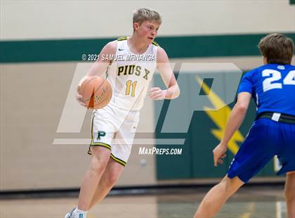 Thumbnail 1 in Pius X vs. Lincoln East photogallery.