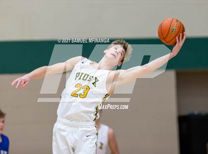 Thumbnail 3 in Pius X vs. Lincoln East photogallery.