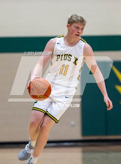 Thumbnail 3 in Pius X vs. Lincoln East photogallery.