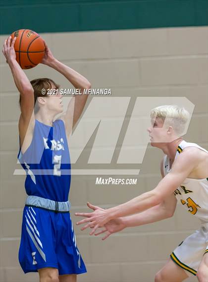 Thumbnail 3 in Pius X vs. Lincoln East photogallery.