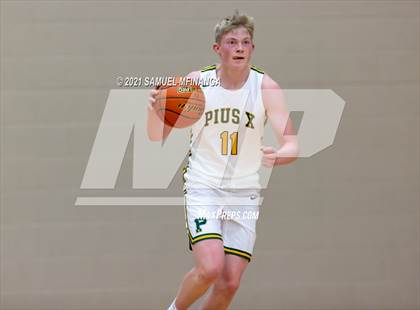 Thumbnail 3 in Pius X vs. Lincoln East photogallery.