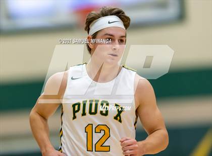 Thumbnail 2 in Pius X vs. Lincoln East photogallery.