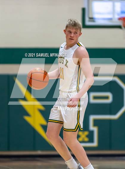 Thumbnail 2 in Pius X vs. Lincoln East photogallery.