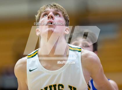 Thumbnail 3 in Pius X vs. Lincoln East photogallery.