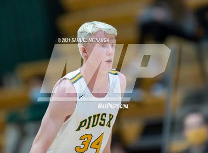 Thumbnail 1 in Pius X vs. Lincoln East photogallery.