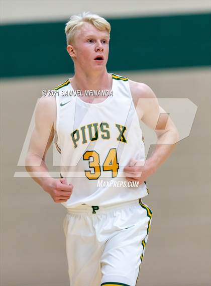 Thumbnail 3 in Pius X vs. Lincoln East photogallery.