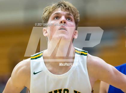 Thumbnail 1 in Pius X vs. Lincoln East photogallery.