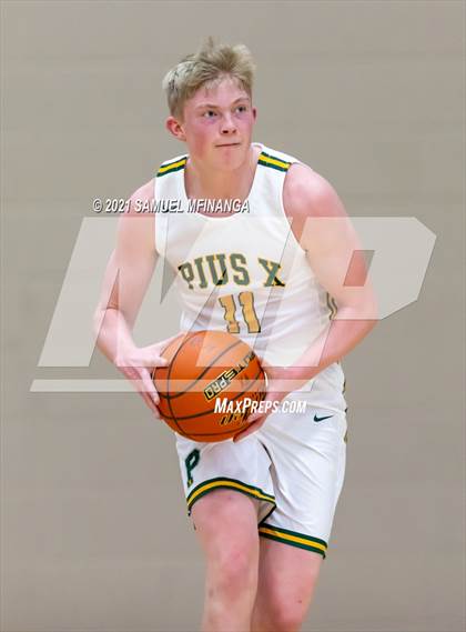 Thumbnail 1 in Pius X vs. Lincoln East photogallery.