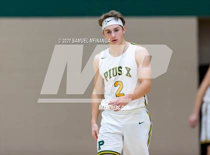 Thumbnail 3 in Pius X vs. Lincoln East photogallery.