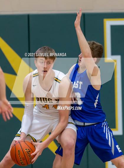 Thumbnail 2 in Pius X vs. Lincoln East photogallery.