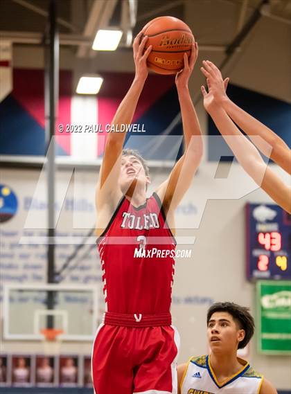 Thumbnail 1 in Chief Leschi vs Toledo (WIAA 2B District Playoff) photogallery.