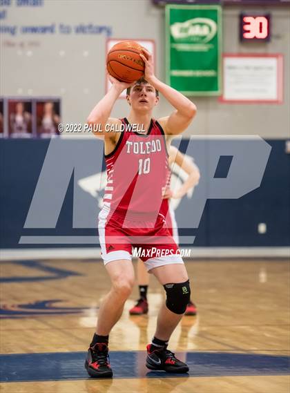 Thumbnail 3 in Chief Leschi vs Toledo (WIAA 2B District Playoff) photogallery.
