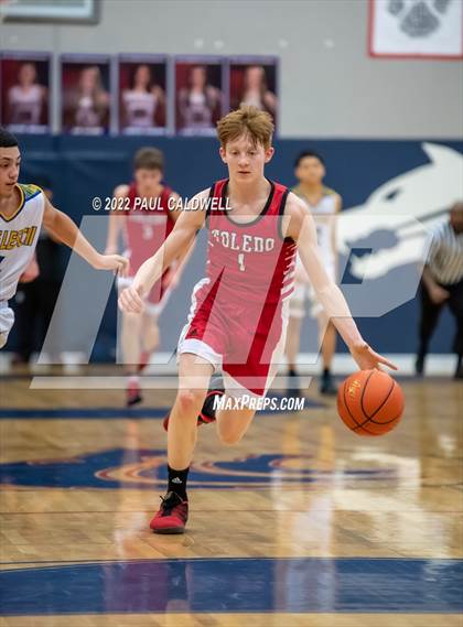 Thumbnail 3 in Chief Leschi vs Toledo (WIAA 2B District Playoff) photogallery.