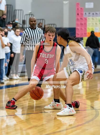 Thumbnail 2 in Chief Leschi vs Toledo (WIAA 2B District Playoff) photogallery.