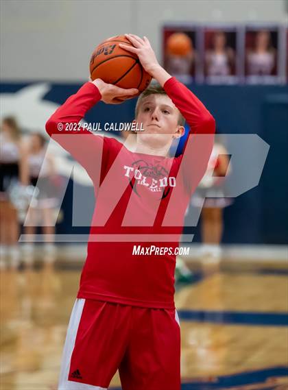 Thumbnail 1 in Chief Leschi vs Toledo (WIAA 2B District Playoff) photogallery.