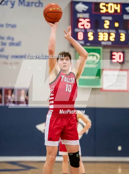 Thumbnail 1 in Chief Leschi vs Toledo (WIAA 2B District Playoff) photogallery.