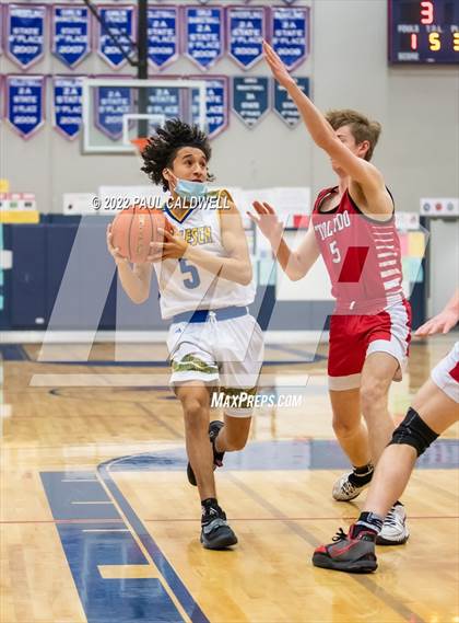 Thumbnail 2 in Chief Leschi vs Toledo (WIAA 2B District Playoff) photogallery.