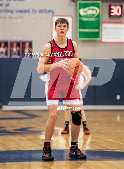 Thumbnail 2 in Chief Leschi vs Toledo (WIAA 2B District Playoff) photogallery.