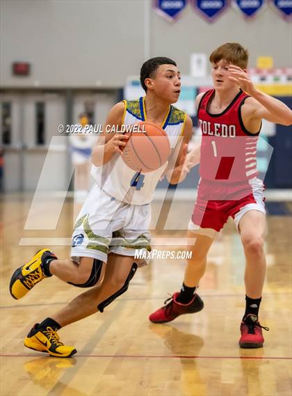 Thumbnail 3 in Chief Leschi vs Toledo (WIAA 2B District Playoff) photogallery.
