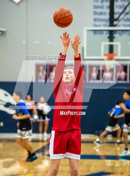 Thumbnail 2 in Chief Leschi vs Toledo (WIAA 2B District Playoff) photogallery.