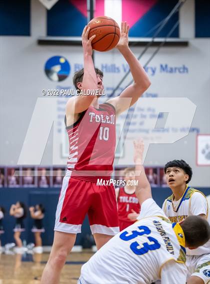 Thumbnail 1 in Chief Leschi vs Toledo (WIAA 2B District Playoff) photogallery.