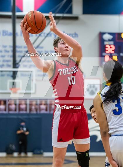 Thumbnail 3 in Chief Leschi vs Toledo (WIAA 2B District Playoff) photogallery.