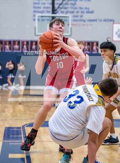 Thumbnail 2 in Chief Leschi vs Toledo (WIAA 2B District Playoff) photogallery.