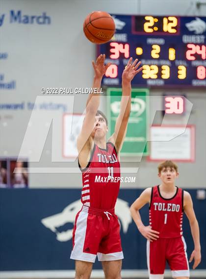 Thumbnail 3 in Chief Leschi vs Toledo (WIAA 2B District Playoff) photogallery.