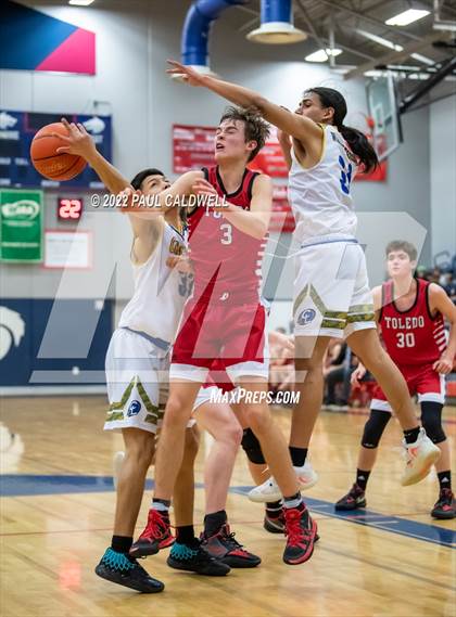 Thumbnail 2 in Chief Leschi vs Toledo (WIAA 2B District Playoff) photogallery.